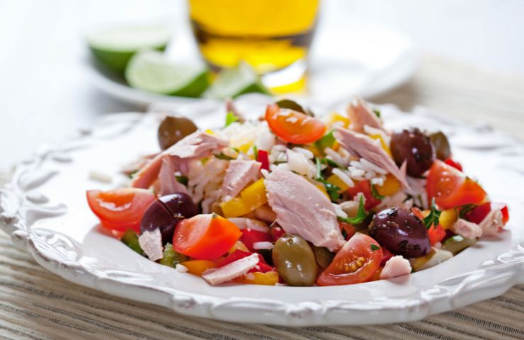 Insalata di riso con tonno, olive e pomodori