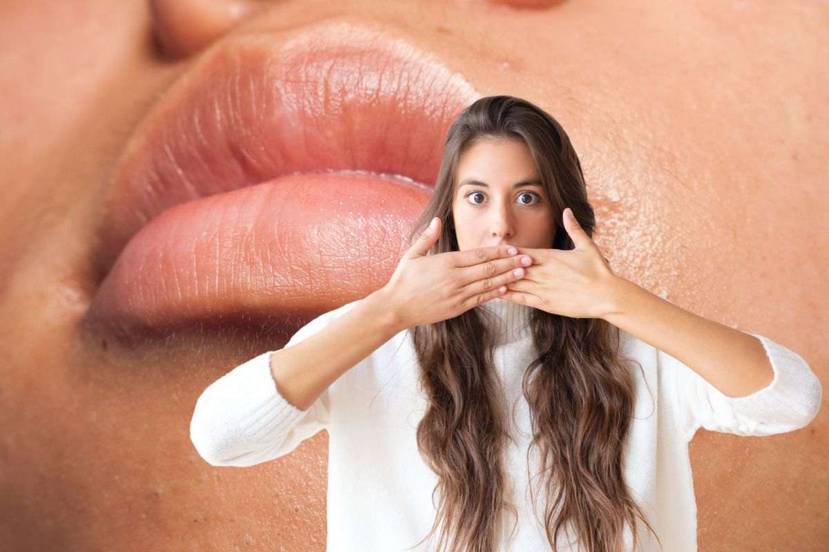 Ragazza con le mani davanti alla bocca