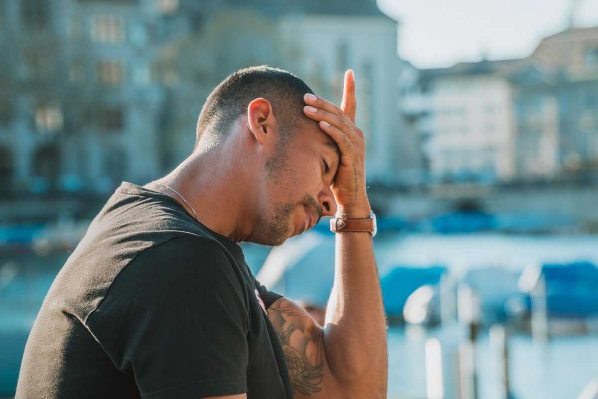 Un uomo stressato