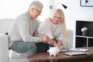 pensionati leggono documenti