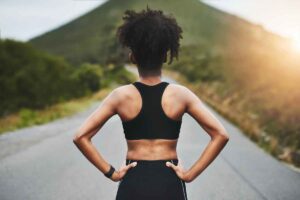 ragazza in tenuta da sport