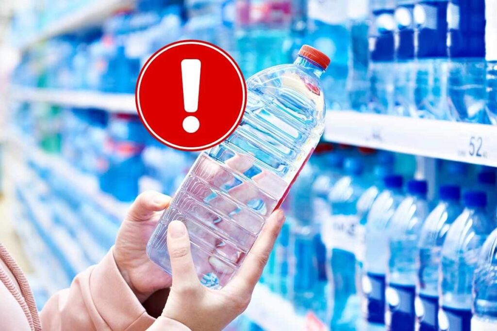 Controllo etichetta in una bottiglia d'acqua
