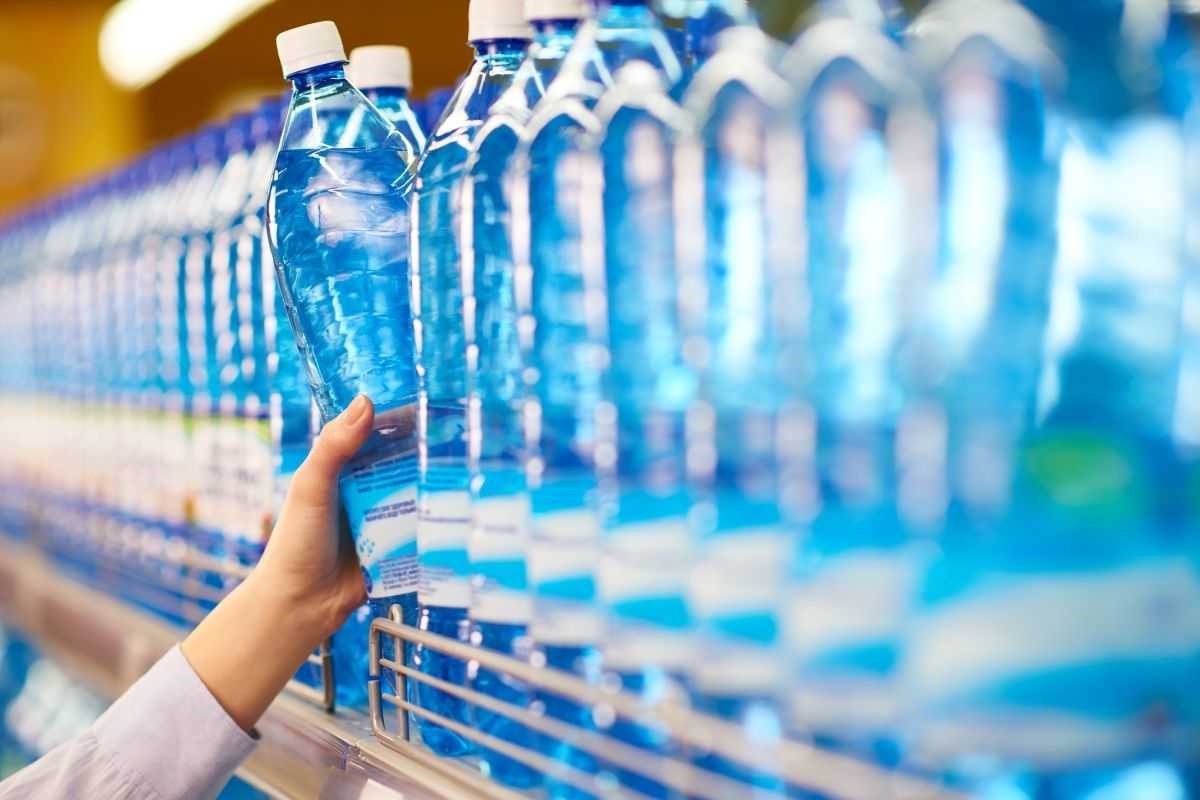 Bottiglie d'acqua sullo scaffale del supermercato