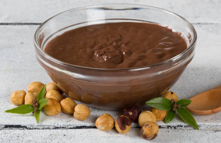 Una ciotola con della crema alla nocciola spalmabile