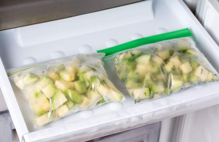Zucchine tagliate in saccheggi per alimenti in freezer