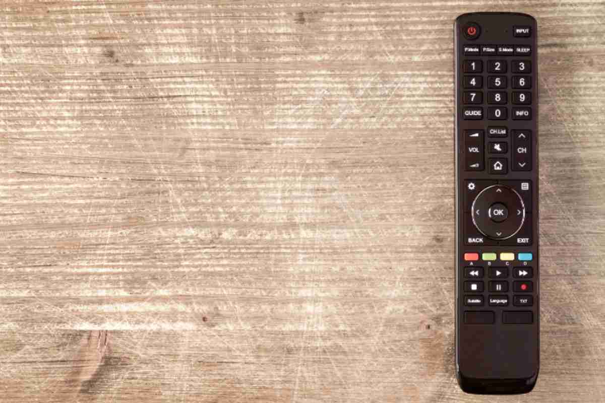 Un telecomando della tv su un tavolo