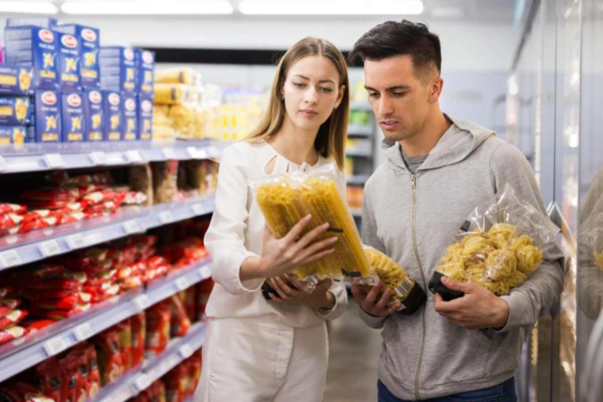Coppia fa acquisti al supermercato