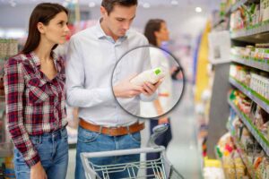Coppia fa spesa al supermercato