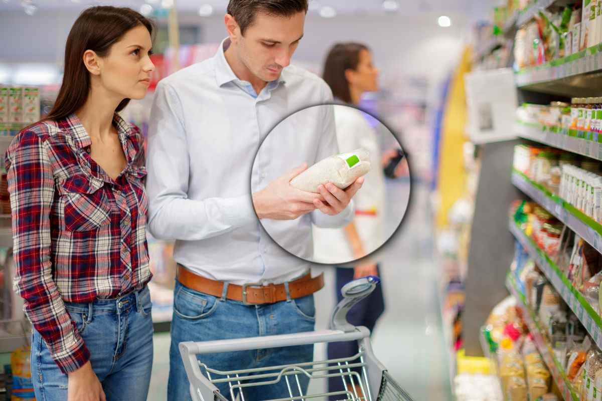 Coppia fa spesa al supermercato