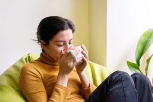 Donna che beve una tisana
