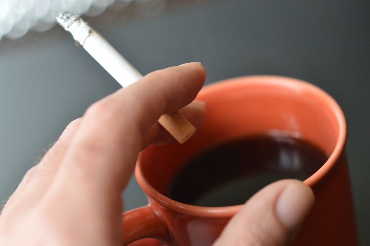 Bere caffè e fumare di prima mattina