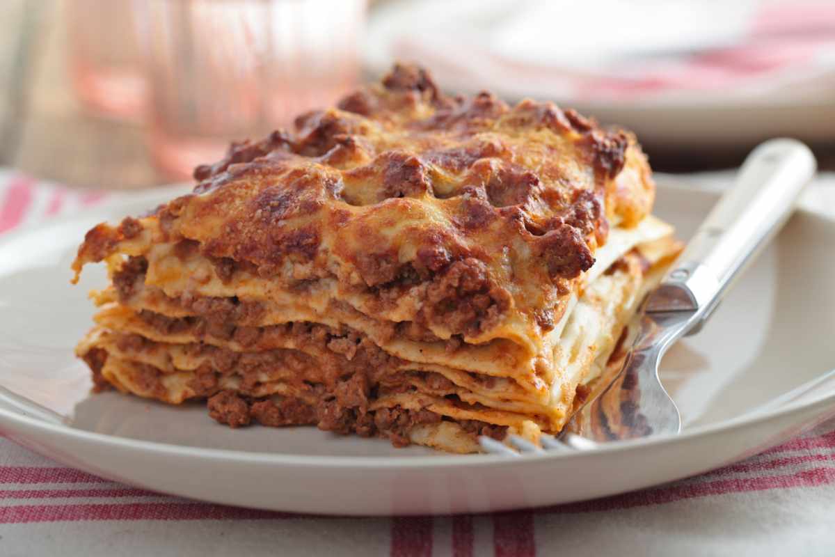 Porzione di lasagne nel piatto