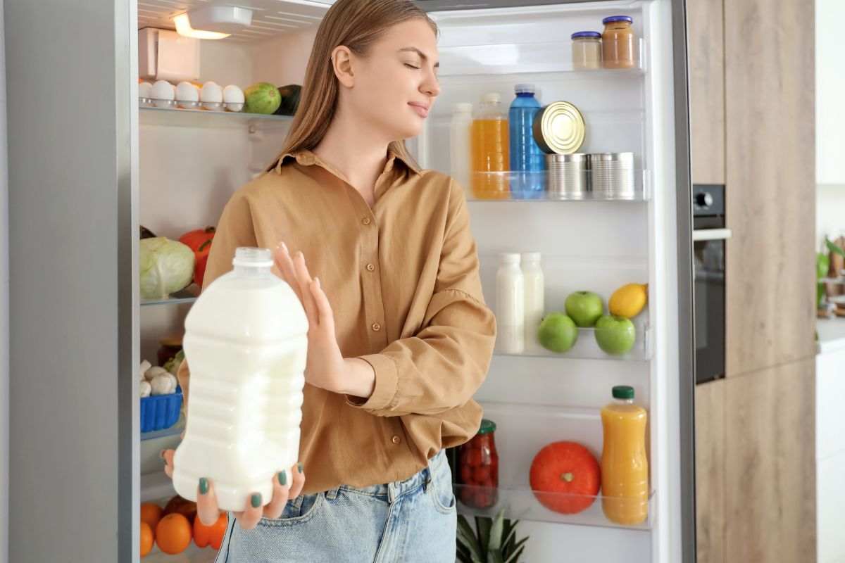 Donna disgustata cattivo odore del latte
