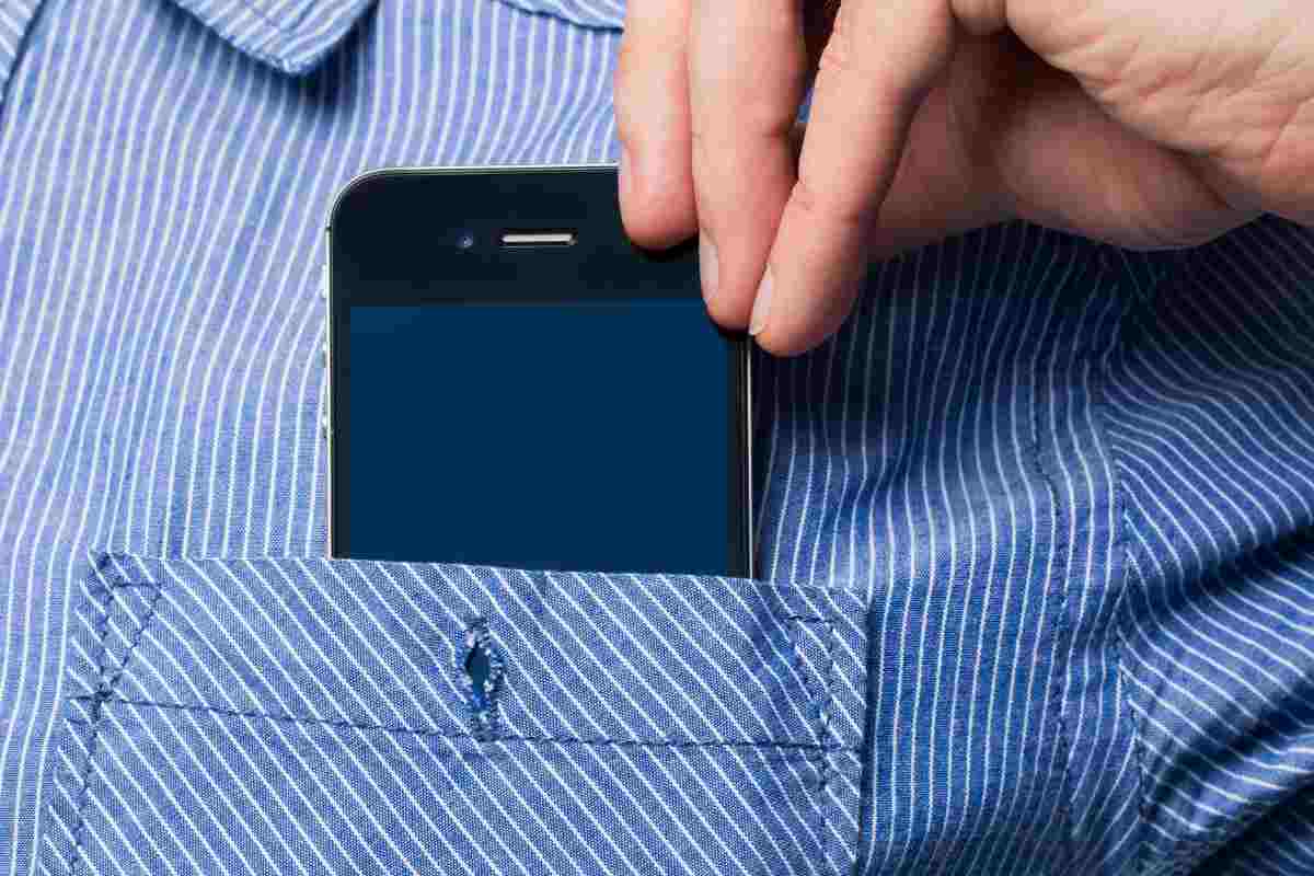 Uno smartphone nella tasca della camicia