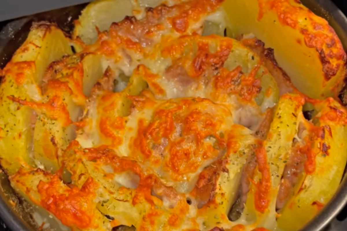 Patate e salsiccia con formaggio fuso