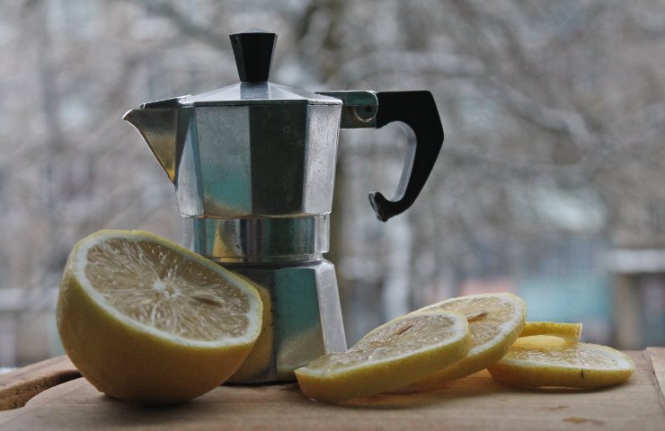 Caffettiera e limone
