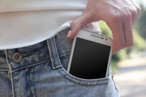 Uno smartphone nella tasca dei pantaloni