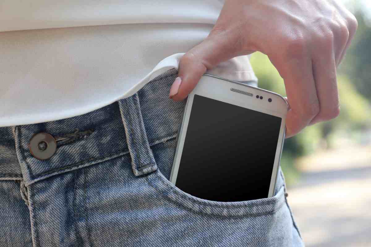 Uno smartphone nella tasca dei pantaloni
