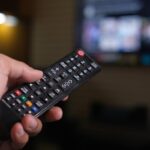 Telecomando nelle mani di un uomo