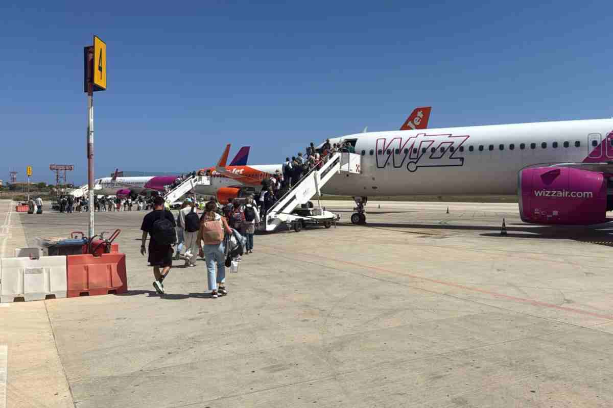 Passeggeri si imbarcano sul volo Wizzair