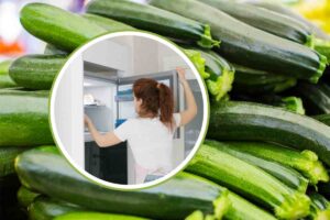 Diverse zucchine ed una donna davanti al freezer aperto