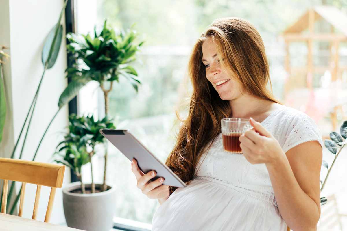 donna incinta beve tisana e legge
