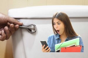 cisterna wc e ragazza sorpresa
