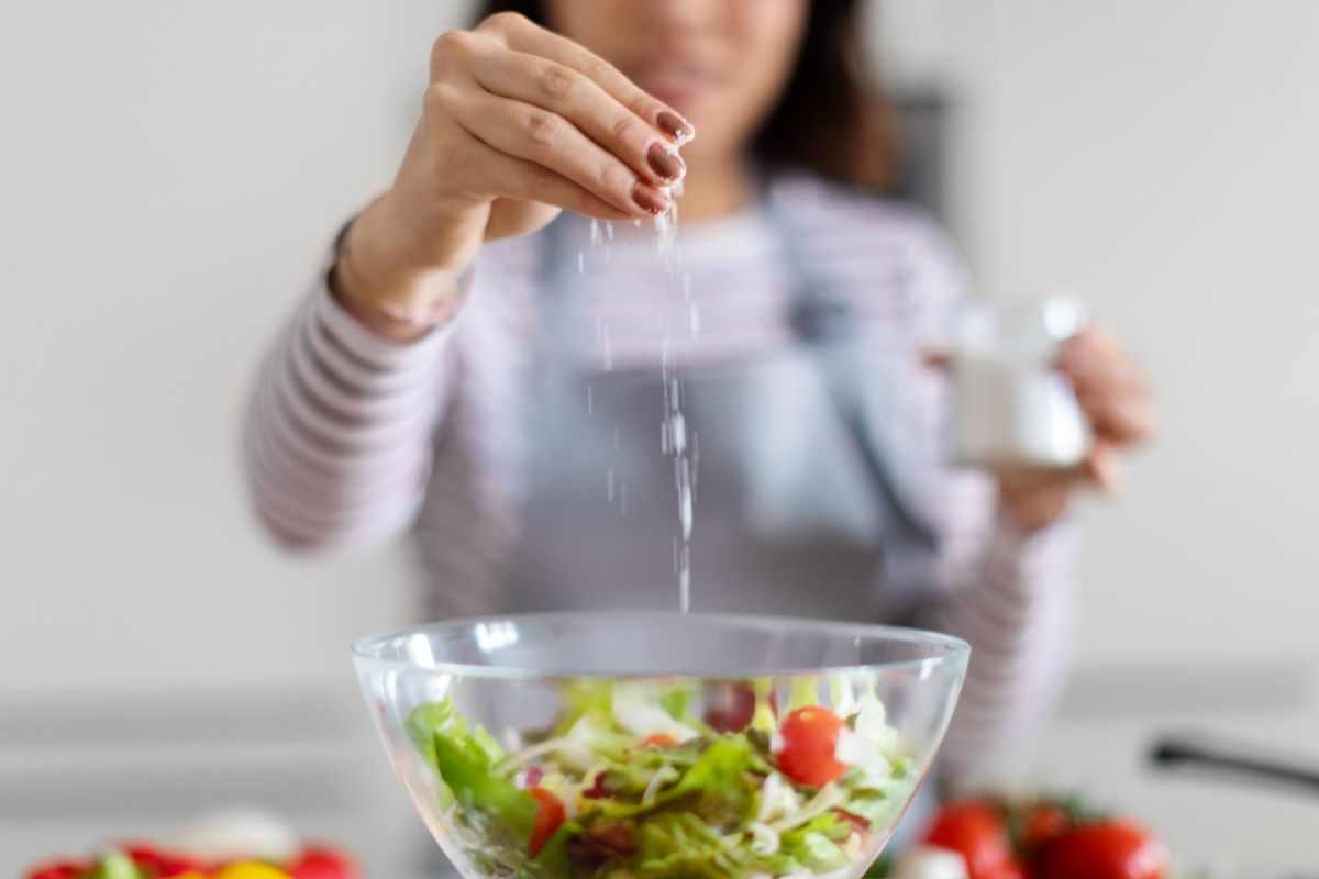donna condisce insalata