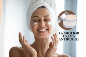 ragazza che fa skincare