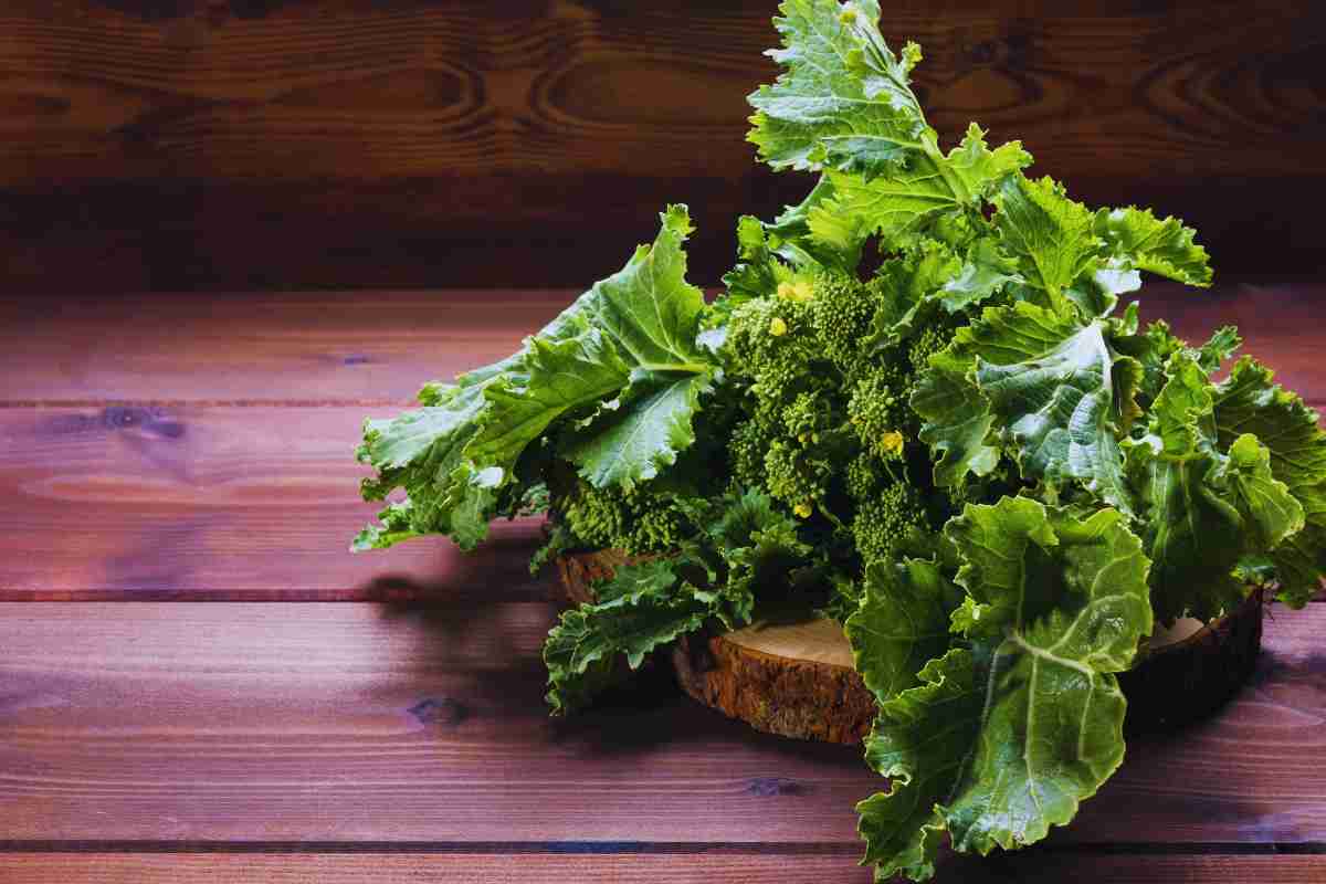 cime di rapa su tagliere