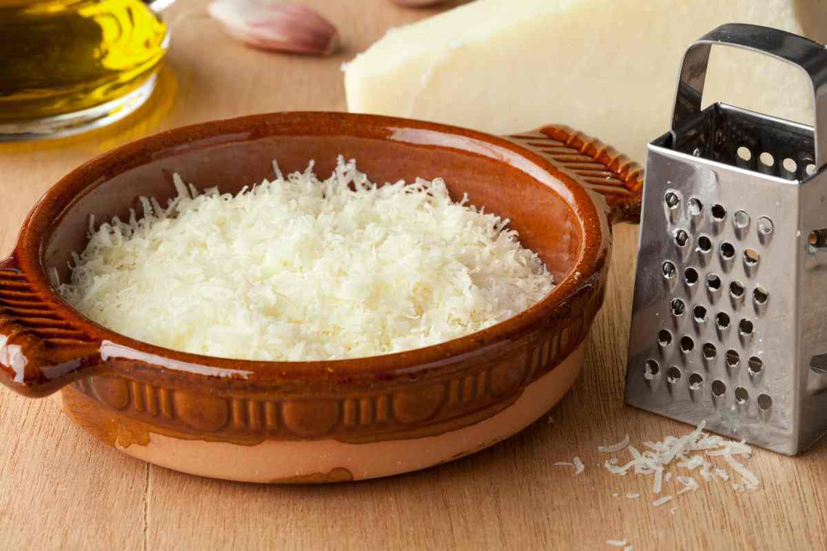 pecorino grattugiato e grattugia