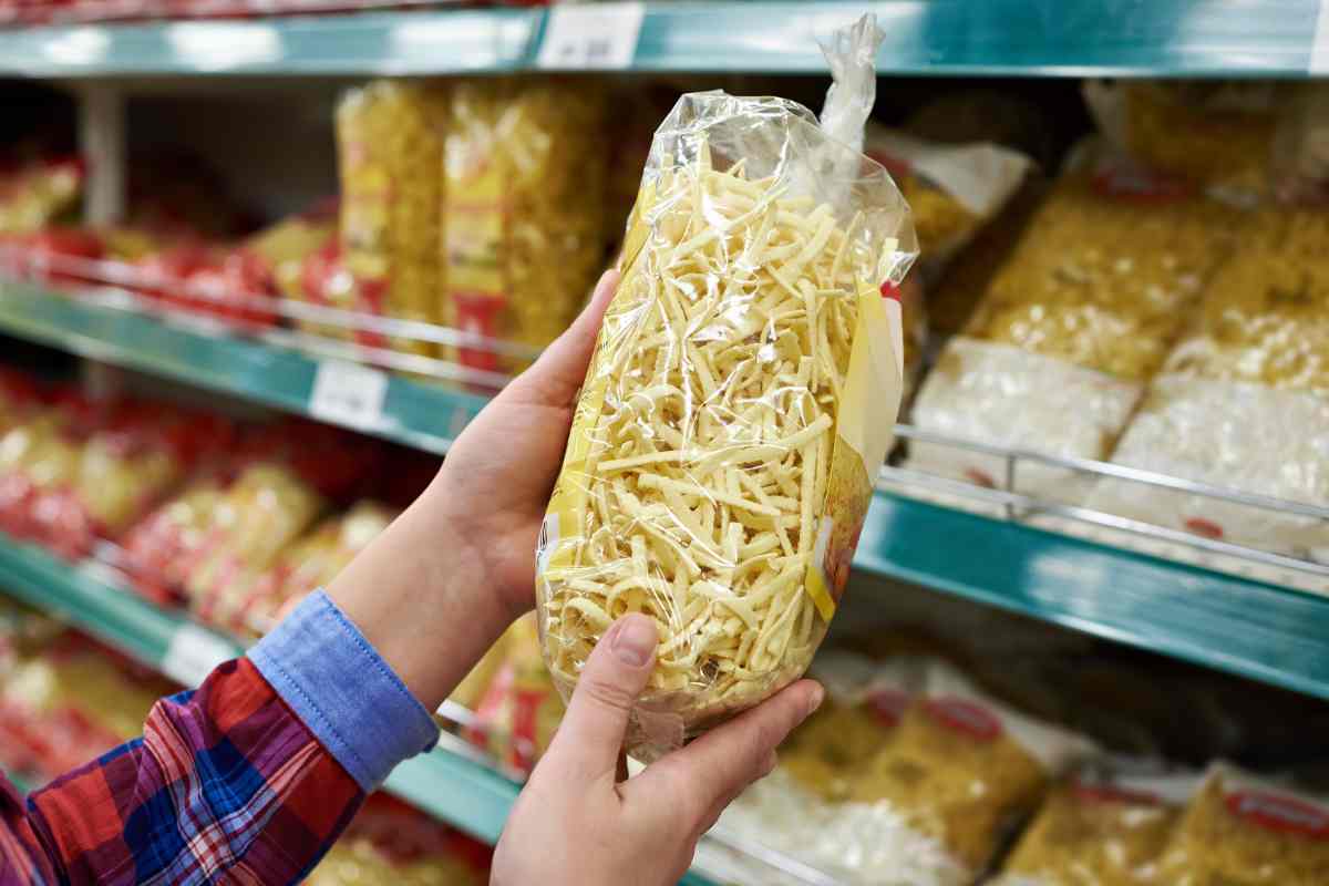 donna con pacco di pasta in mano