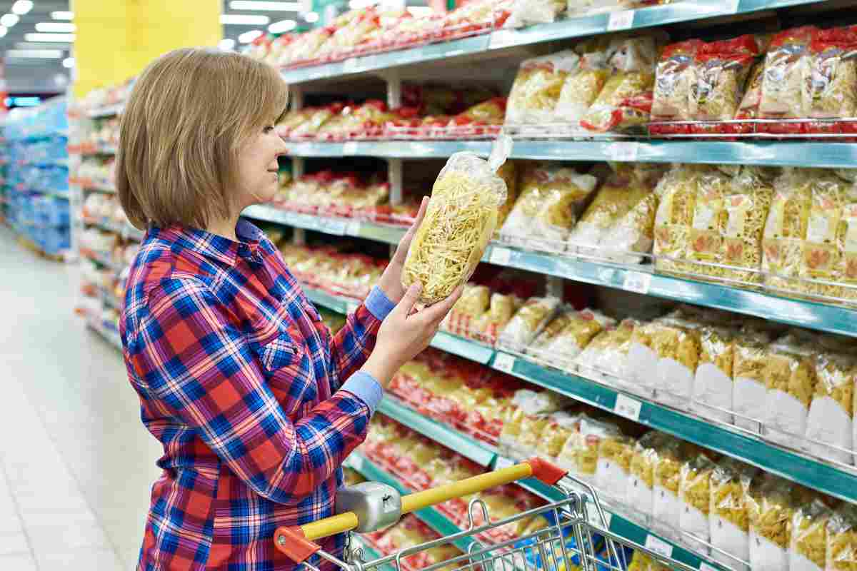 donna scaffale pasta supermercato