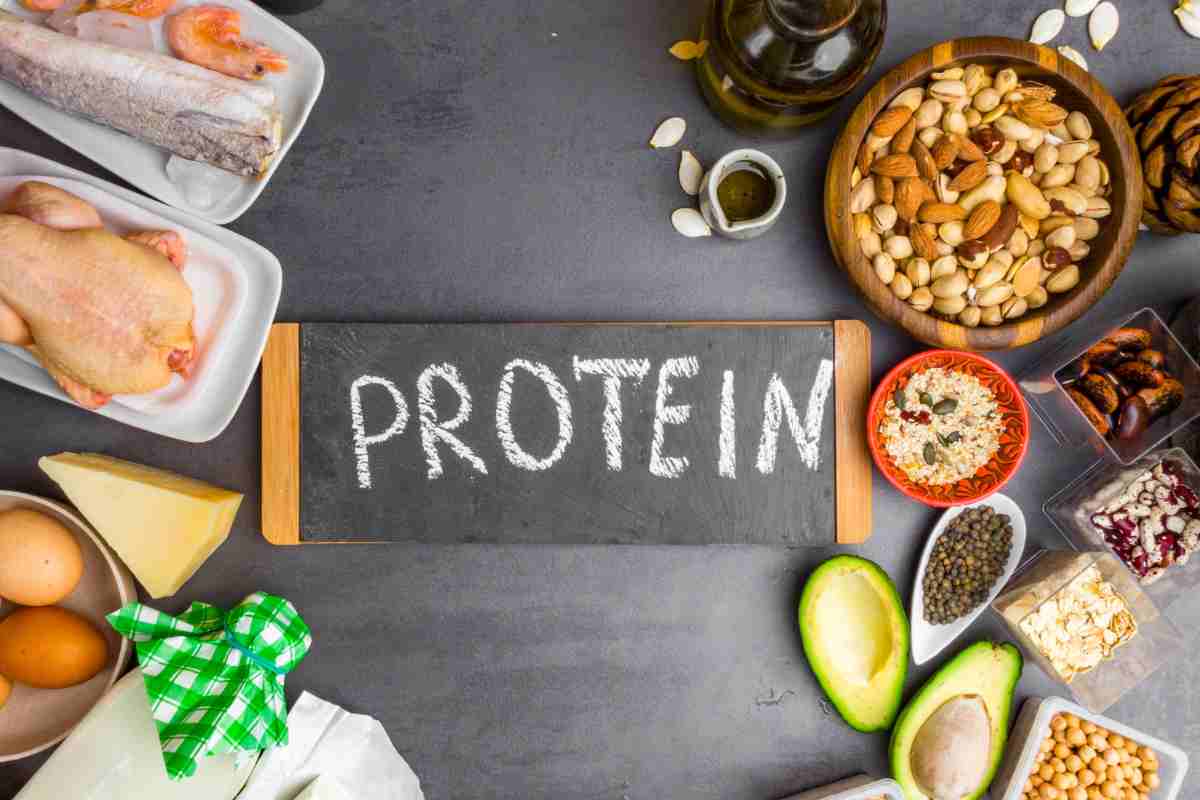 alimenti proteici e scritta protein