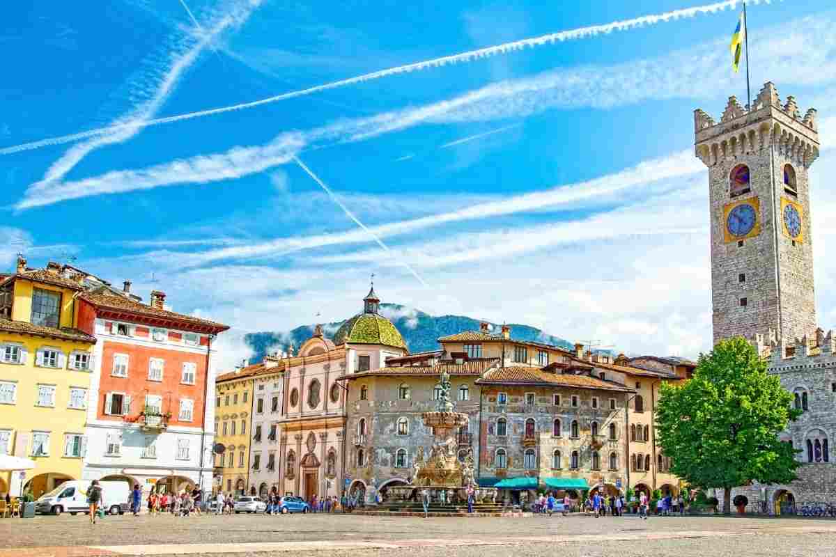 piazza di un comune del Trentino