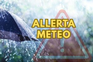 pioggia con scritta allerta meteo e segnale pericolo
