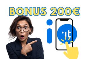 donna stupita che indica uno smartphone con il logo app IO, icona per cliccare e scritta bonus 200€