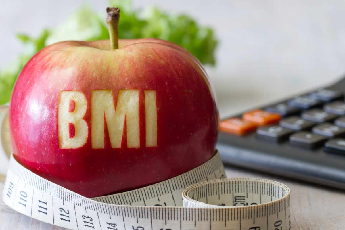 una mela con stampata la dicitura BMI e un metro intorno a lei