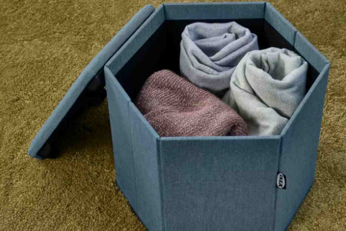 Il pouf KJUGE di IKEA riempito con delle coperte