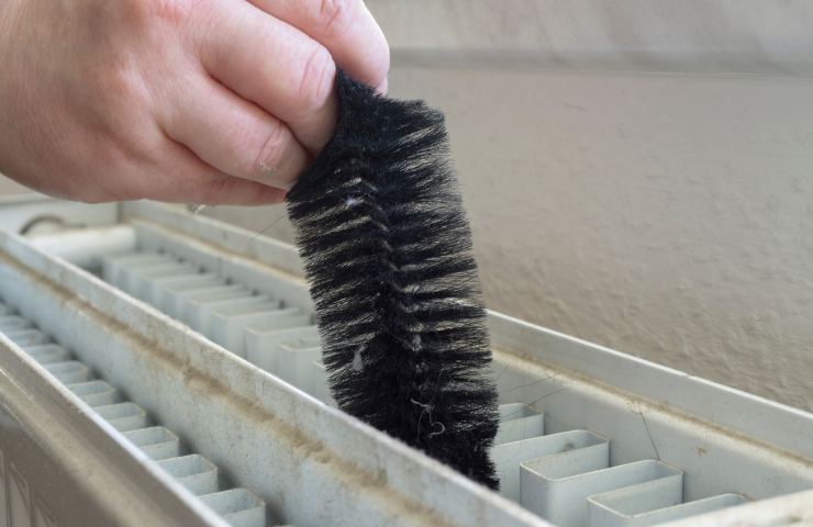 Spazzola nelle intercapedini di un termosifone
