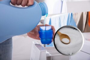 Detersivo versato in un tappo e del sale