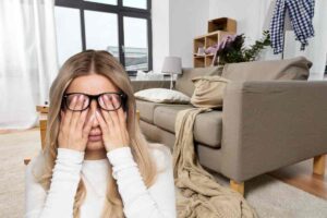 Un salotto in disordine ed una donna sfinita