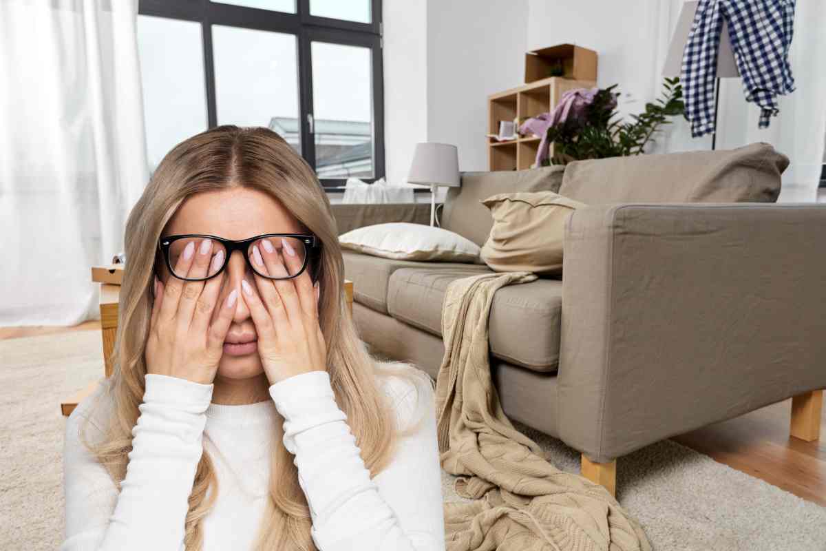 Un salotto in disordine ed una donna sfinita