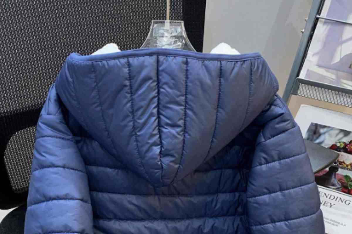 il parka in offerta da shein preso di spalle