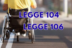 uomo in sedia a rotelle su strada e scritta LEGGE 104 e LEGGE 106