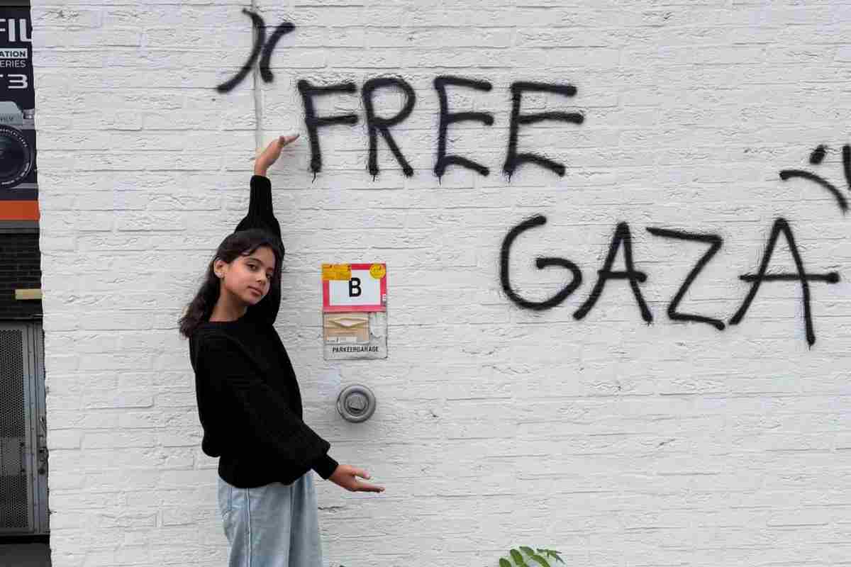 Renad Attallah davanti alla scritta Free Gaza