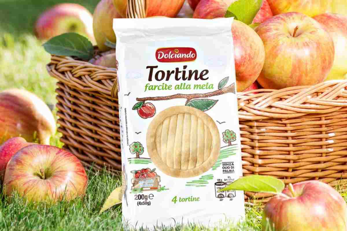 confezione di tortine alle mele eurospin davanti a un cesto di mele
