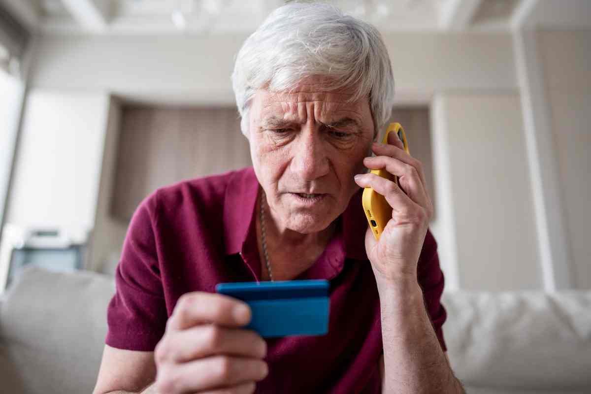 anziano preoccupato al telefono