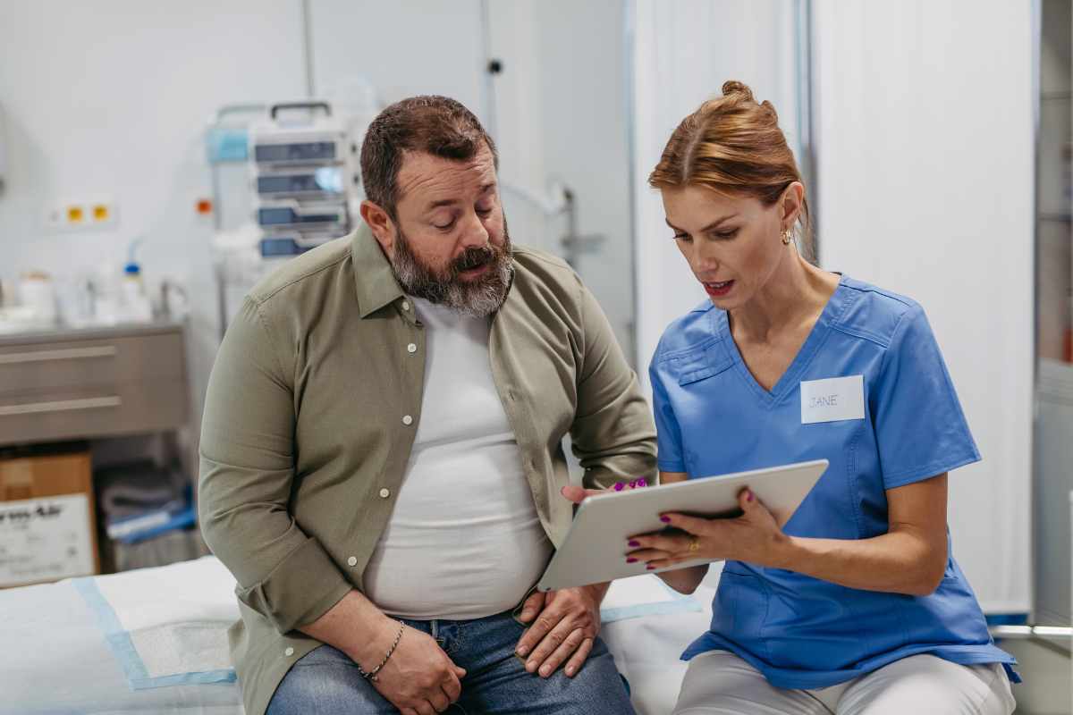 dietologa a colloquio con un suo paziente