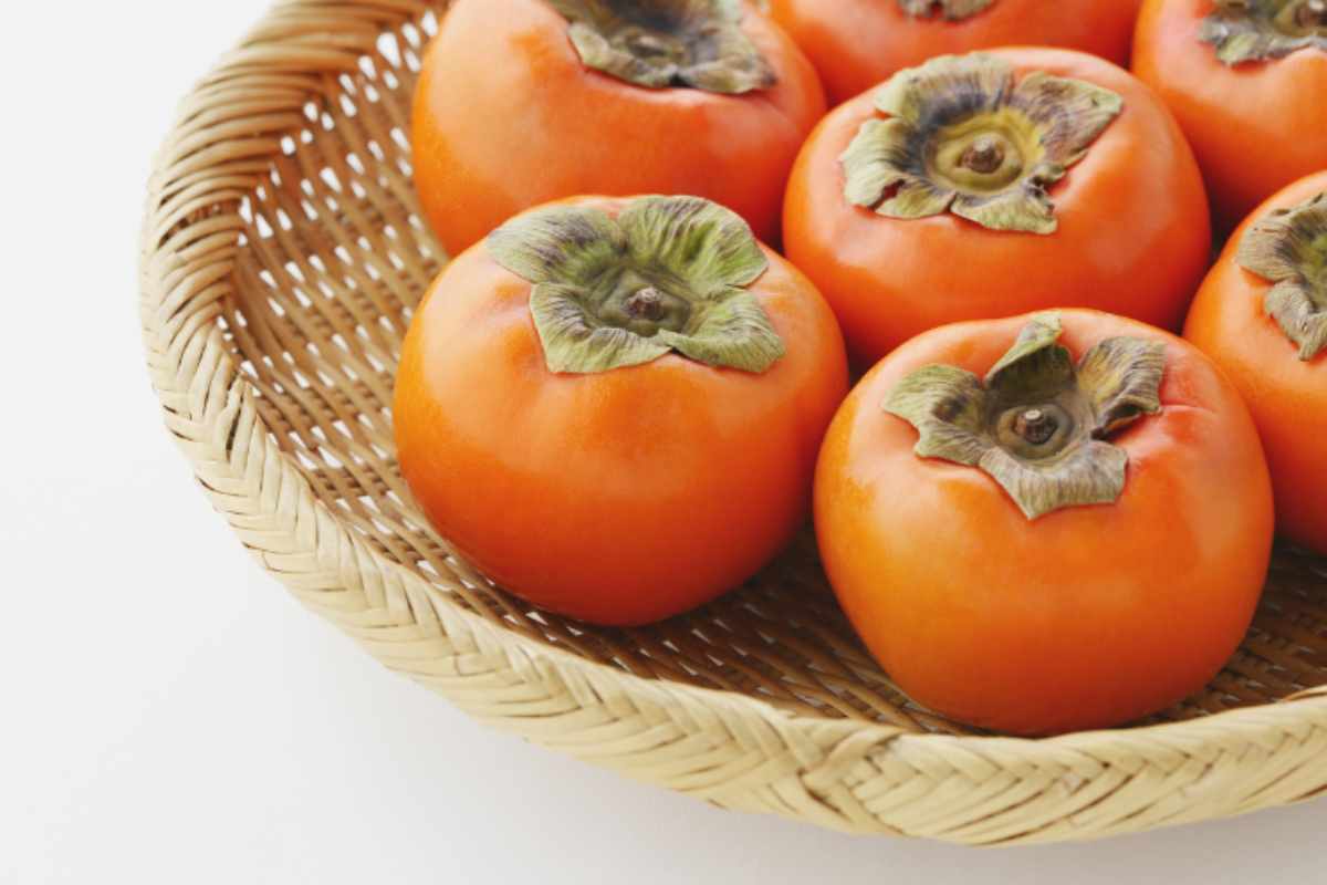 cachi in un cesto di vimini